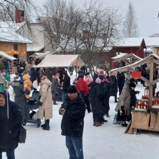 Vanhan ajan joulutorin paikkamaksu 45 €